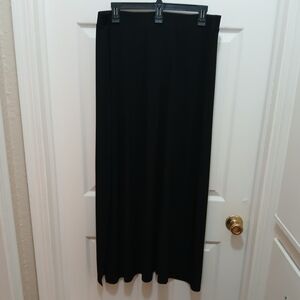 Black skirt with a slit on both sides Large